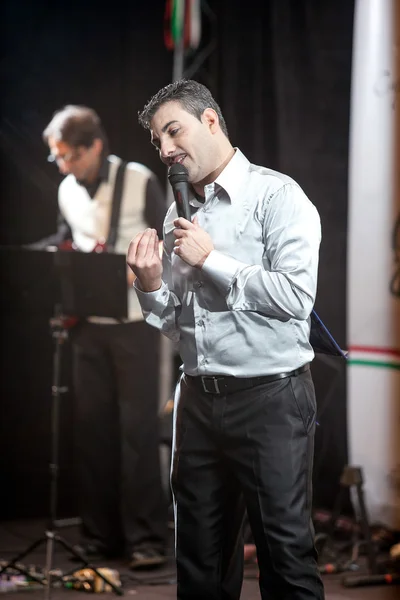 Handsome singer performing with music band — Stock Photo, Image