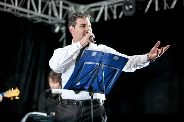 Cantante de ópera cantando en el escenario — Foto de Stock