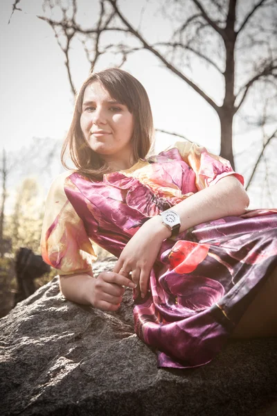 Portrait of brunette girl lying on cliff — Stock Photo, Image