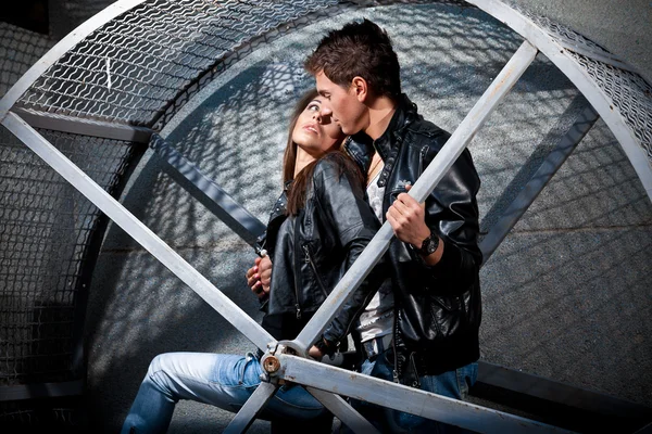 Man and woman hugging on street in metal cage — Stock Photo, Image