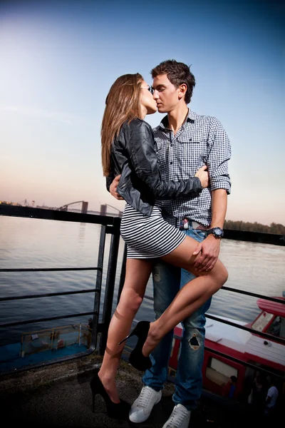 Man and sexy woman hugging passionately on embankment — Stock Photo, Image