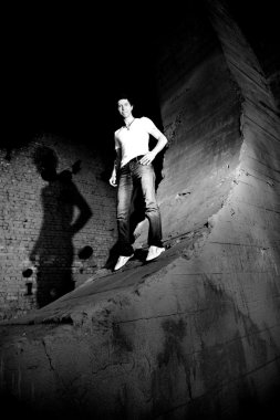 adam karşı yıkık bina poz