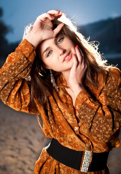 Retrato de chica morena posando al aire libre por la noche — Foto de Stock