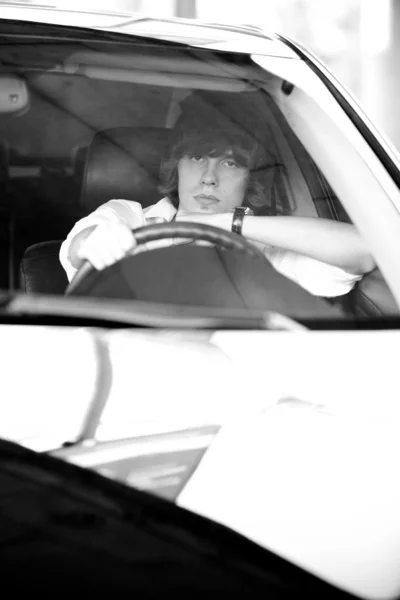 Портрет елегантного чоловіка в машині для їзди на білій сорочці — стокове фото