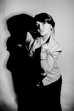 esmer kız holding yaka gömlek portresi