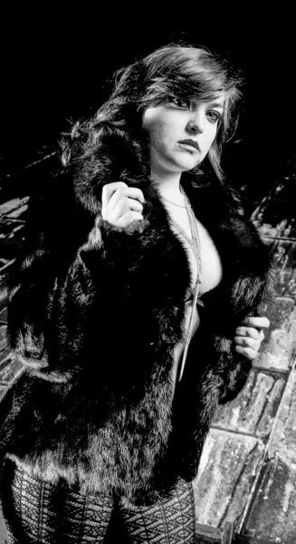 Kadın ceket ve iç çamaşırı geceleri açık poz portresi — Stok fotoğraf