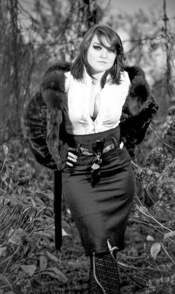 Retrato de mulher sexy na saia e blusa posando no parque — Fotografia de Stock
