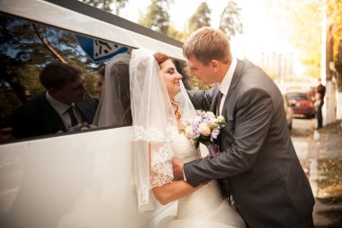 beyaz düğün limuzin için sarılmış genç gelin damat