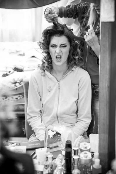 Porträtt av ung kvinna skrek av smärta i frisersalong — Stockfoto