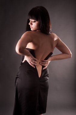 arka açılarak elbiseli seksi kadın