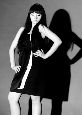 gölgeni arka plan üzerinde siyah elbiseli kadın portresi