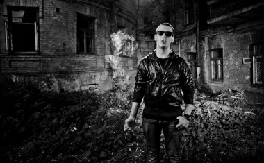 siyah-beyaz gece portre erkek deri ceket yasaktır