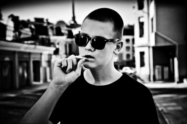 Portrait of young man smoking cigarette outdoor — Stock Photo, Image