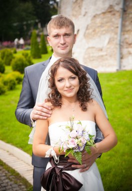 esmer gelin duran ve ona sarılmak damat