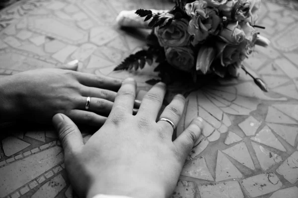Foto close-up de casal tocando as mãos na mesa — Fotografia de Stock
