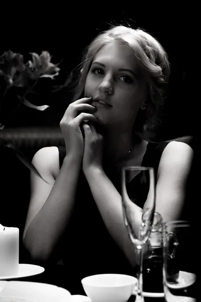 Mulher com penteado retro sentado à mesa no café — Fotografia de Stock