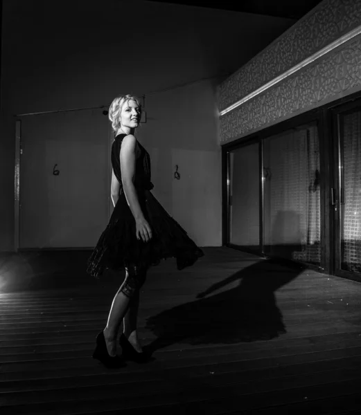 Foto de mujer sexy en vestido negro posando en la terraza por la noche —  Fotos de Stock