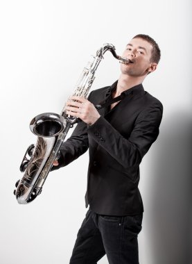 saksafon beyaz arka plan üzerinde oyun siyah elbiseli adam