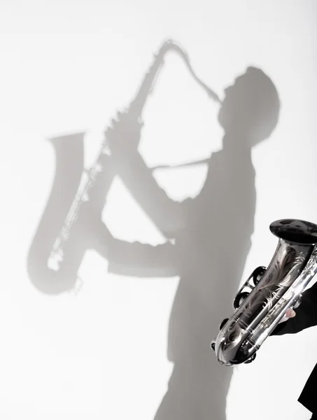 Skuggan av mannen som spelar saxofon — Stockfoto