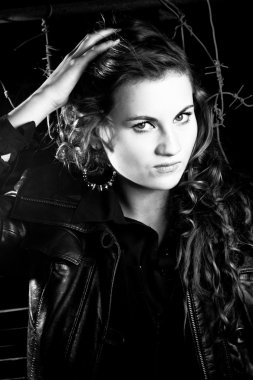 Geceleri sokak saç dokunmadan kıvırcık kadın portresi