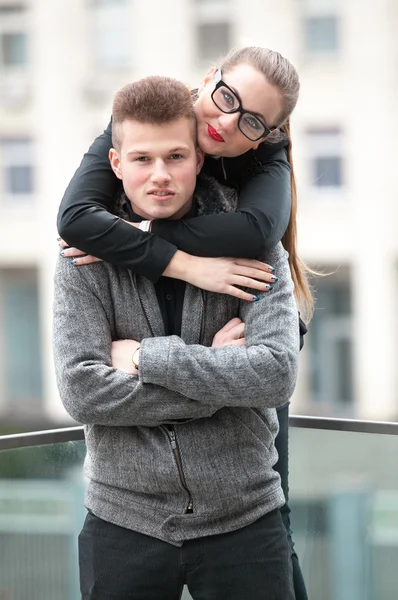 Sexy Frau mit rotem Lippenstift umarmt von hinten ihren Freund — Stockfoto