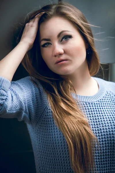 Portrét sexy blondýnka s modrýma očima na sobě modrý svetr — Stock fotografie