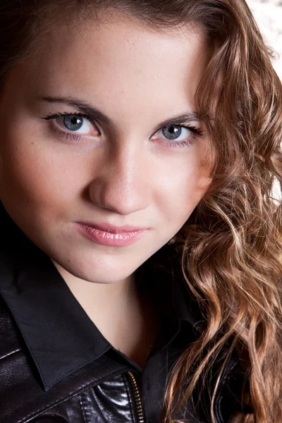 Portret van sexy krullend met bruin haar en blauwe ogen — Stockfoto