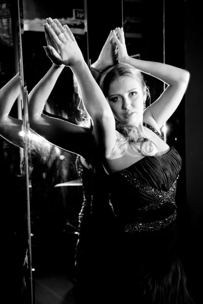 Mulher sexy encostada contra as costas contra a parede do espelho — Fotografia de Stock