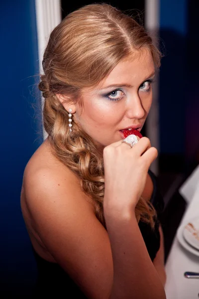 Portrait of sexy blond woman drinking cocktail through straw — Stock Photo, Image