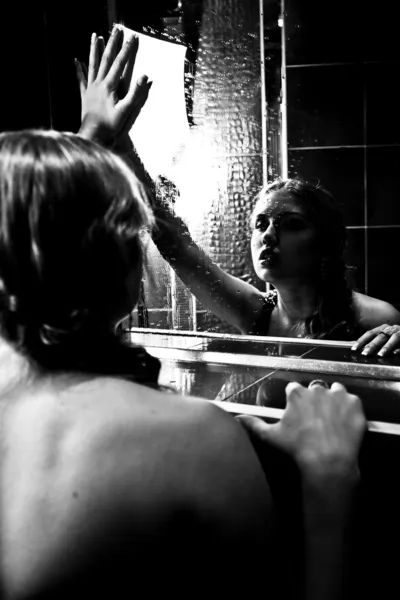 Ayna damlacıkları ile dokunmak seksi bir kadın portresi — Stok fotoğraf