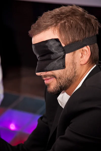 Elegante man dragen zwart masker op ogen — Stockfoto