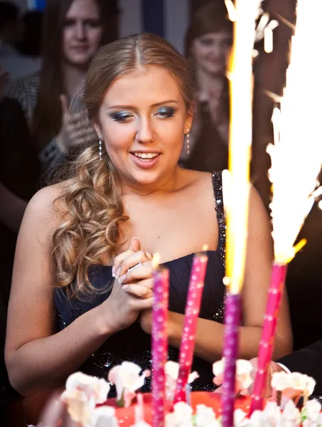 Elegante mujer pidiendo deseo cerca de pastel de cumpleaños con velas — Foto de Stock
