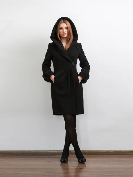 Donna sexy che indossa cappotto nero con cappuccio di pelliccia — Foto Stock