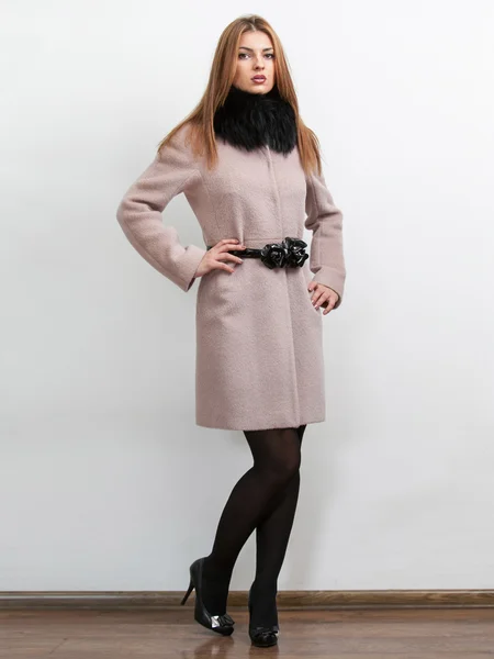 Slim woman wearing long warm coat with black fur collar — Stock Photo, Image