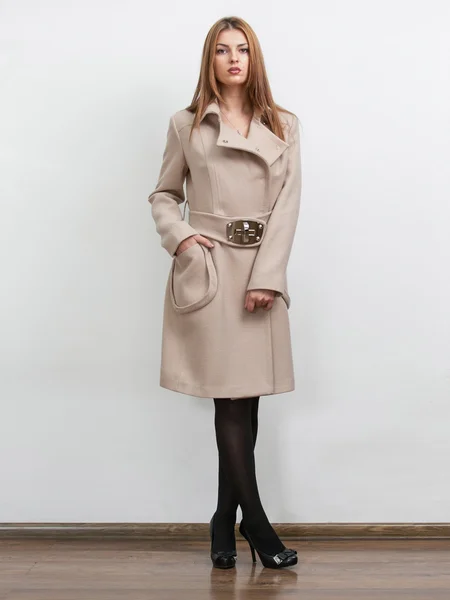 Giovane donna che indossa cappotto vintage beige con grande colletto — Foto Stock