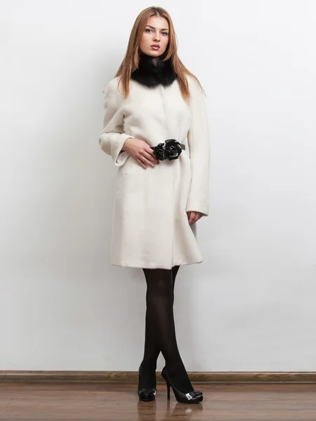Kobieta z Rude włosy sobie biały płaszcz jesień z czarnego futra — Zdjęcie stockowe