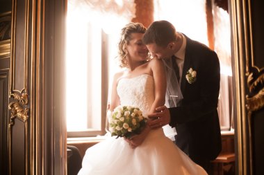 csók a régi palotában váll menyasszony vőlegény