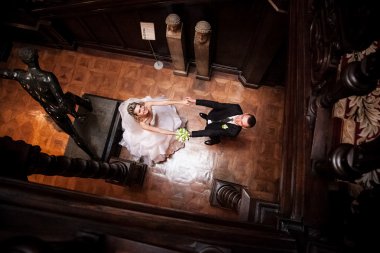 Yeni evli çift ellerimi Sarayı ve yukarıya bakıyor