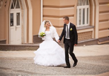 Gelin ve damat road, eski şehrin kaldırım üzerinde yürüme