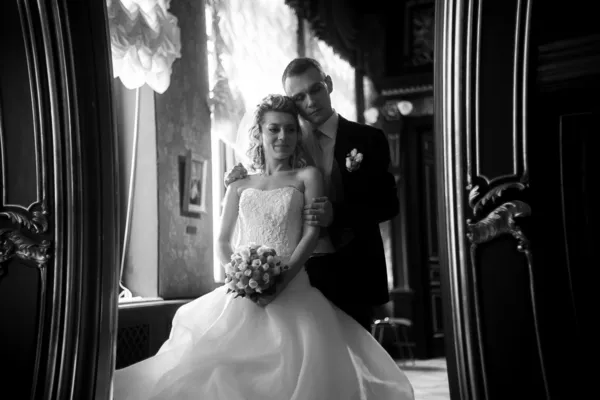 Portrait of newly married couple hugging in luxurious palace — Stock Photo, Image