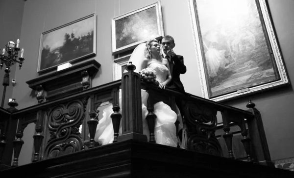 Portret świeżo poślubiona para przytulanie w starym pałacu — Zdjęcie stockowe