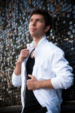 adam küçük ayna ile duvara yaslanmış şık beyaz yaslanmış