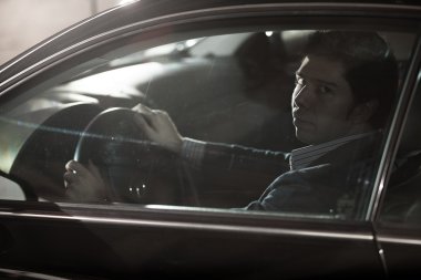 portre yakışıklı sürücü yan pencereden