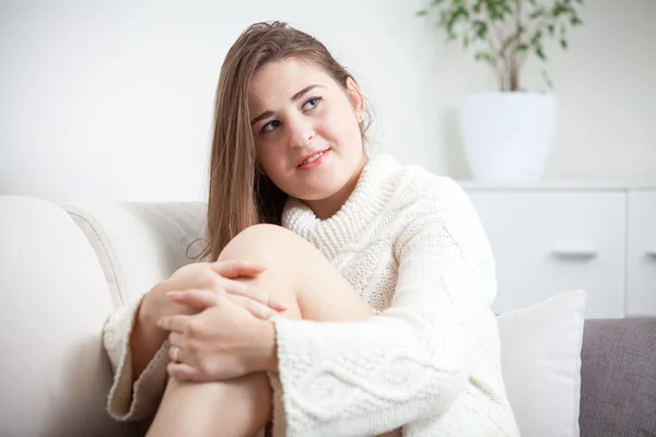 Retrato de mujer sexy en suéter sentado en la sala de estar — Foto de Stock