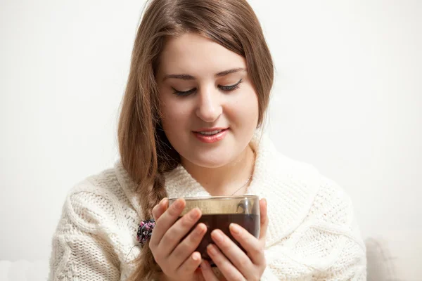Portret van brunette vrouw in witte trui houden kopje thee — Stockfoto