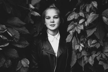 Ivy duvara yaslanmış genç bir kadın portresi portre