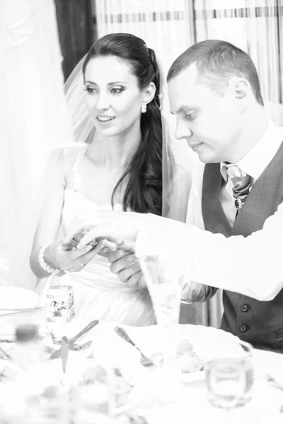 Newly married couple drinking champagne on banquet — Stock Photo, Image