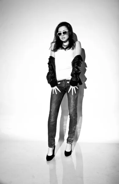 Kadın kot pantolon ve ceket yaslanmış beyaz arka planı — Stok fotoğraf