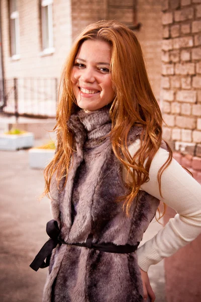 可爱的红发女孩微笑着大街上的肖像 — 图库照片