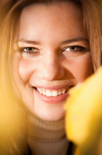 Porträtt av vacker rödhårig kvinna ler i gula blad — Stockfoto